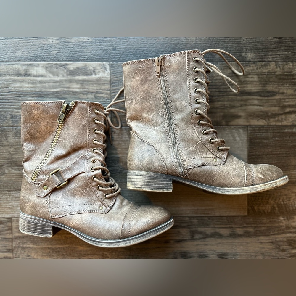 Combat style boots